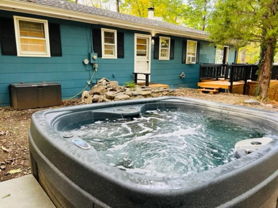 Mountain Lake Retreat - Hot Tub, Lake, Fire Pit, Wineries, Restaurant 哈珀斯费里 外观 照片