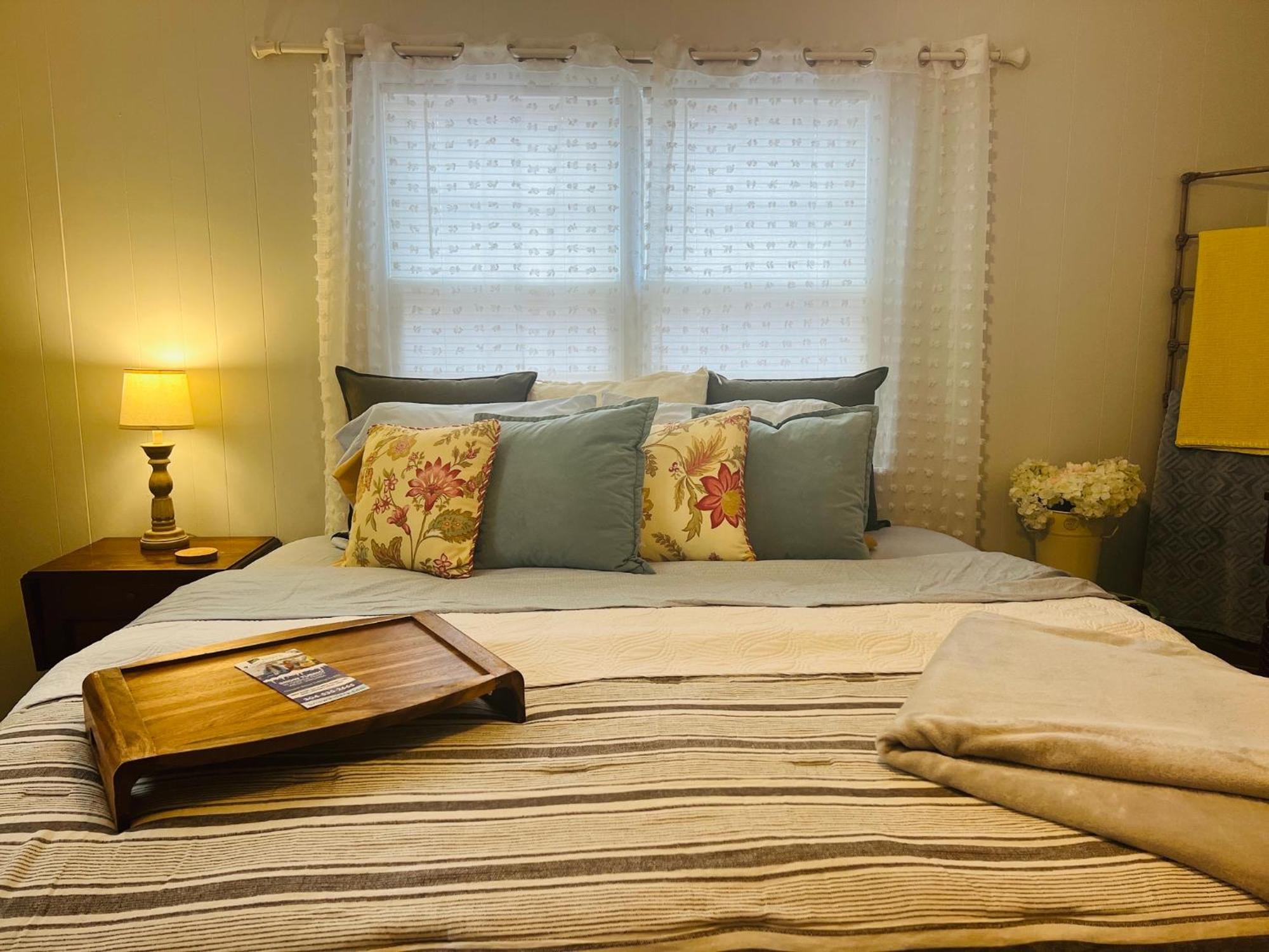 Mountain Lake Retreat - Hot Tub, Lake, Fire Pit, Wineries, Restaurant 哈珀斯费里 外观 照片